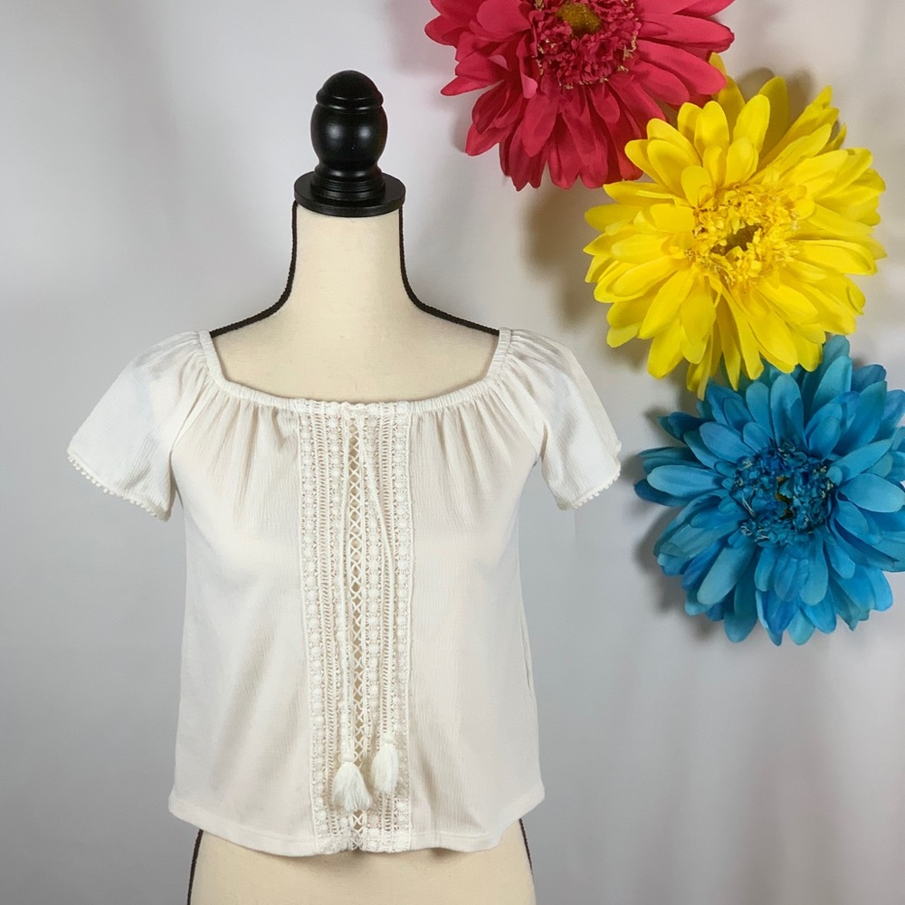 3/$10🙌 White Lace Boho Tee - crop top
